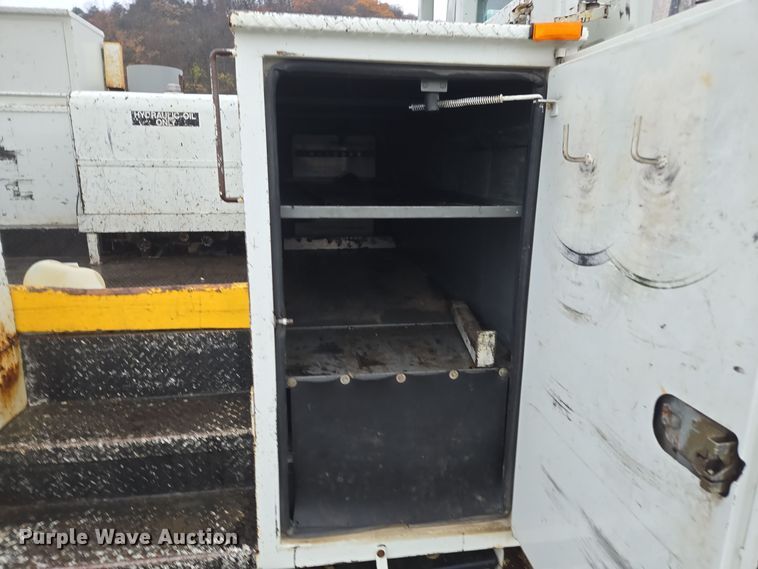 image for item DX1493 2006 International 7400 bucket truck