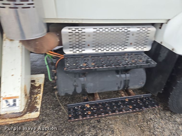 image for item DX1493 2006 International 7400 bucket truck