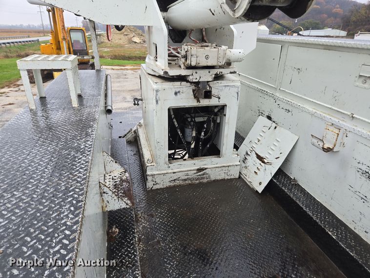 image for item DX1493 2006 International 7400 bucket truck