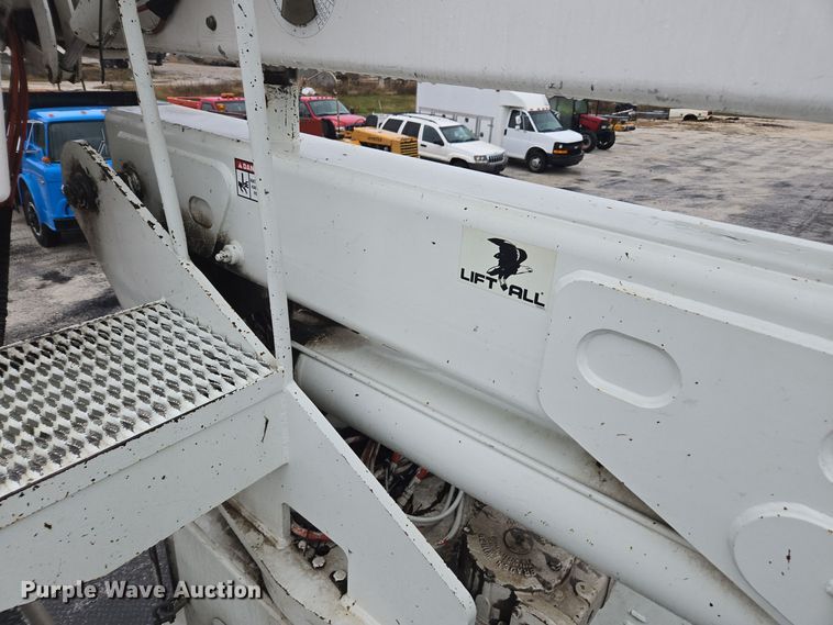 image for item DX1493 2006 International 7400 bucket truck