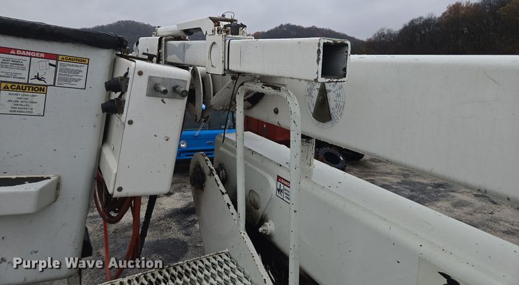 image for item DX1493 2006 International 7400 bucket truck