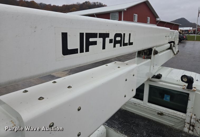 image for item DX1493 2006 International 7400 bucket truck