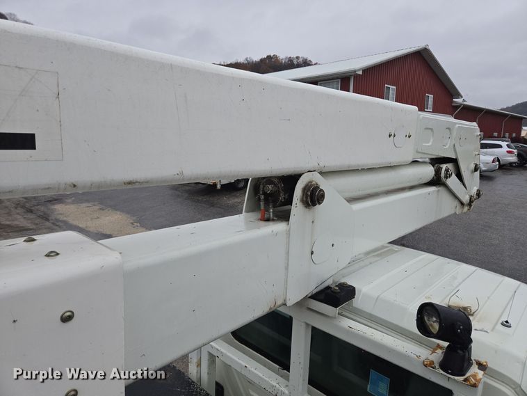 image for item DX1493 2006 International 7400 bucket truck