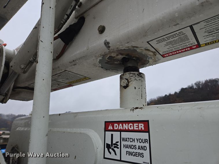 image for item DX1493 2006 International 7400 bucket truck