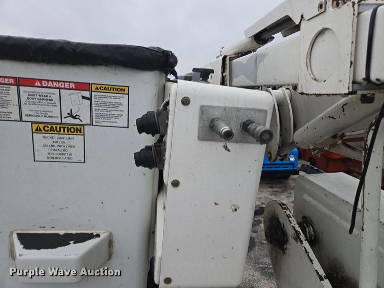 image for item DX1493 2006 International 7400 bucket truck