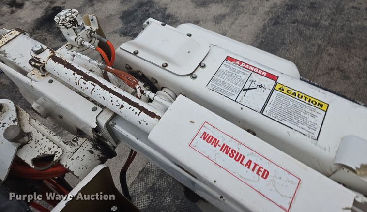 image for item DX1493 2006 International 7400 bucket truck