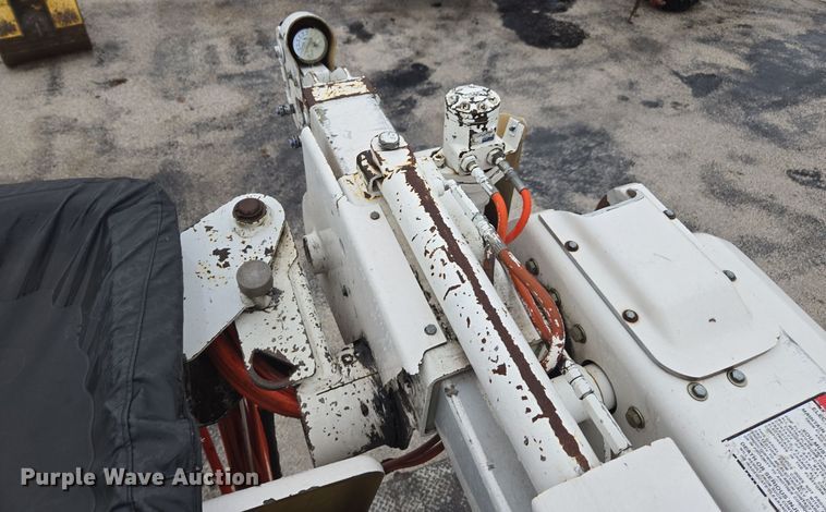 image for item DX1493 2006 International 7400 bucket truck