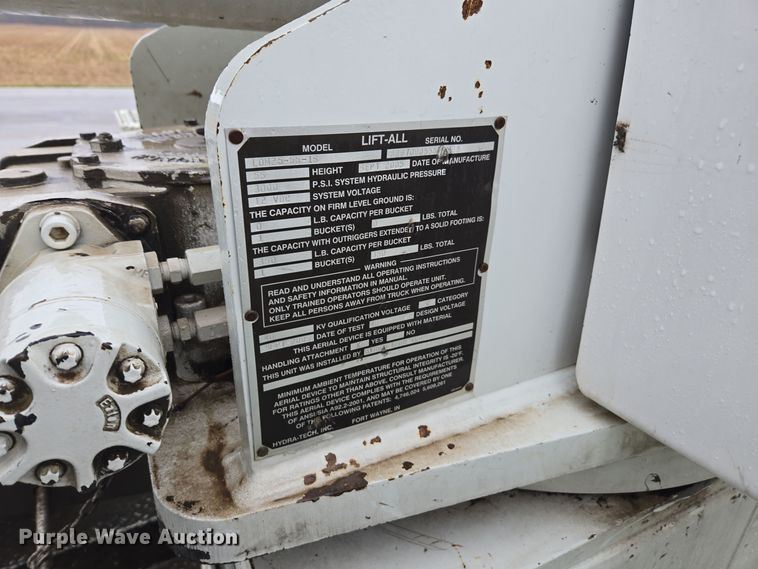 image for item DX1493 2006 International 7400 bucket truck