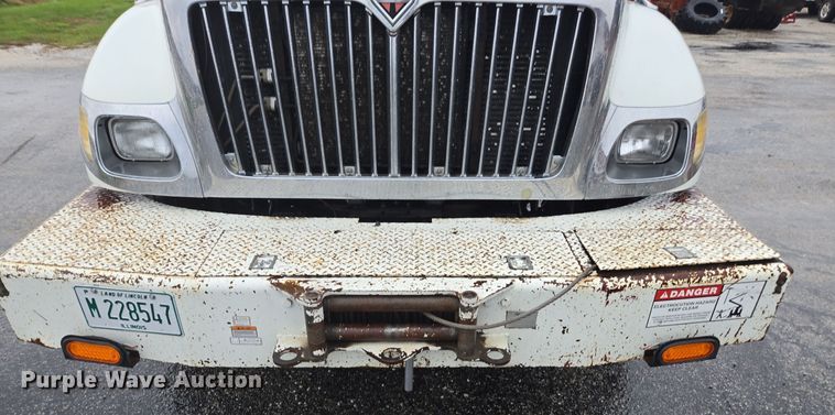 image for item DX1493 2006 International 7400 bucket truck