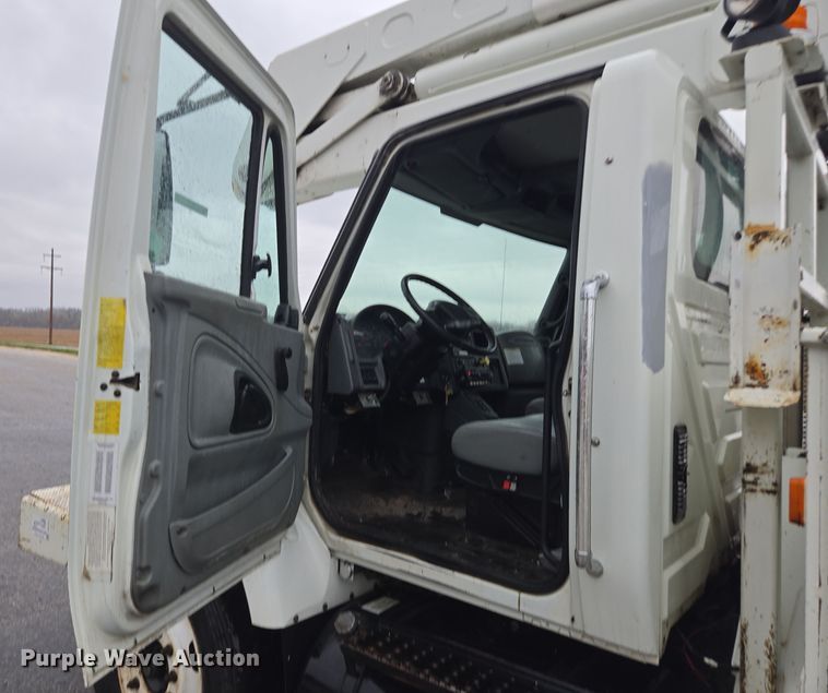 image for item DX1493 2006 International 7400 bucket truck