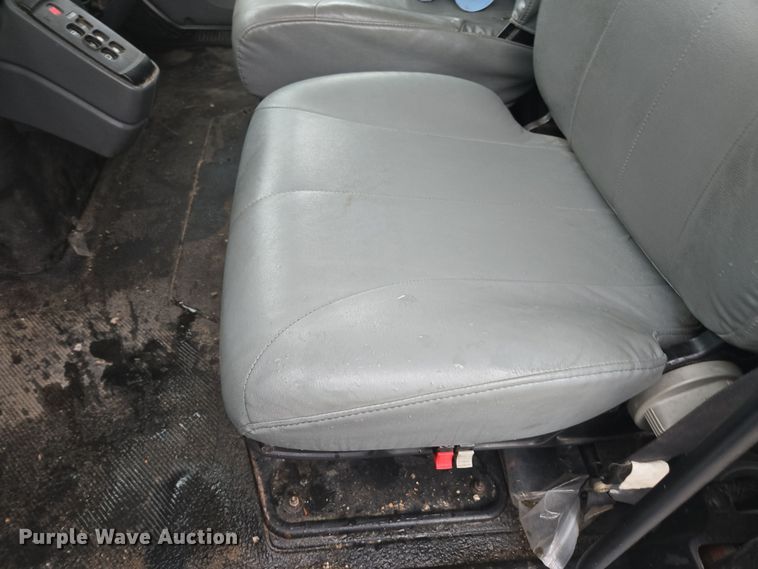 image for item DX1493 2006 International 7400 bucket truck