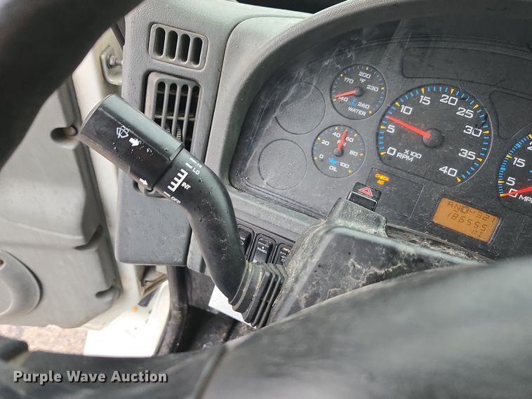 image for item DX1493 2006 International 7400 bucket truck