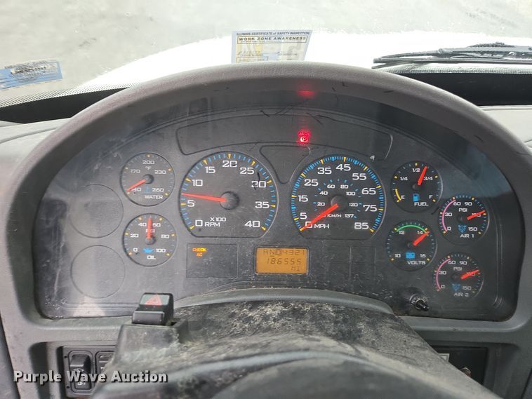 image for item DX1493 2006 International 7400 bucket truck