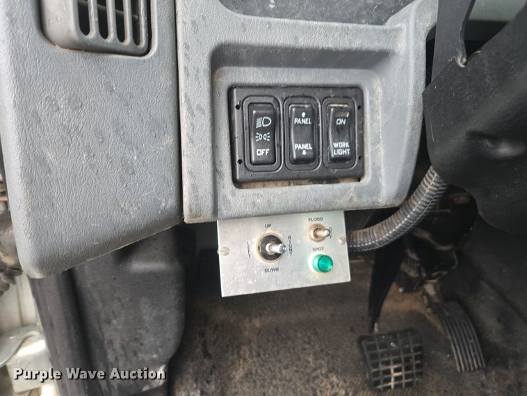 image for item DX1493 2006 International 7400 bucket truck