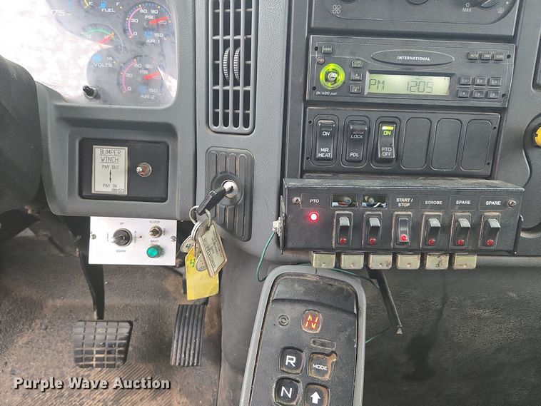 image for item DX1493 2006 International 7400 bucket truck