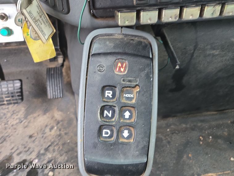 image for item DX1493 2006 International 7400 bucket truck