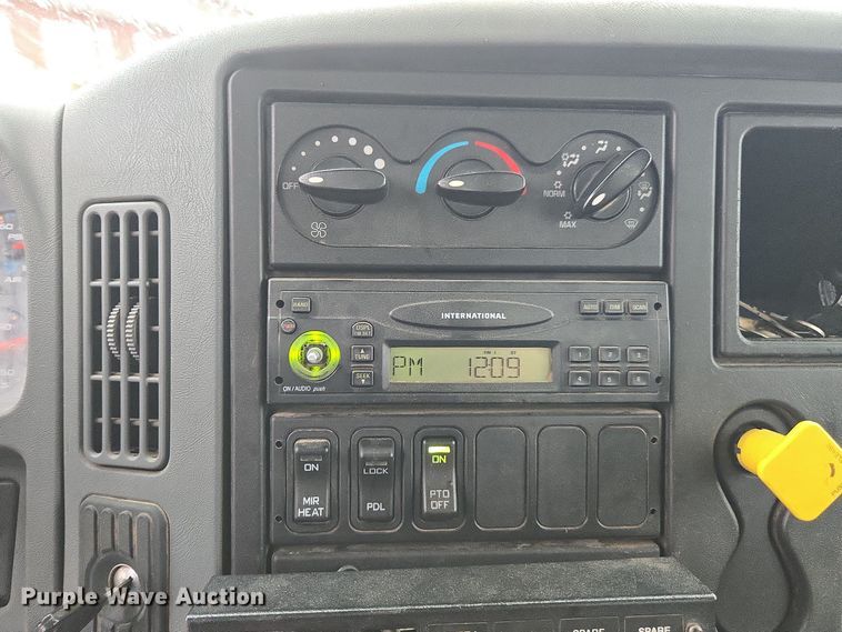 image for item DX1493 2006 International 7400 bucket truck