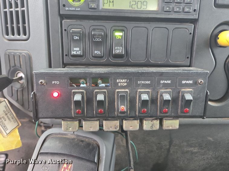 image for item DX1493 2006 International 7400 bucket truck