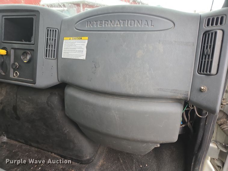 image for item DX1493 2006 International 7400 bucket truck