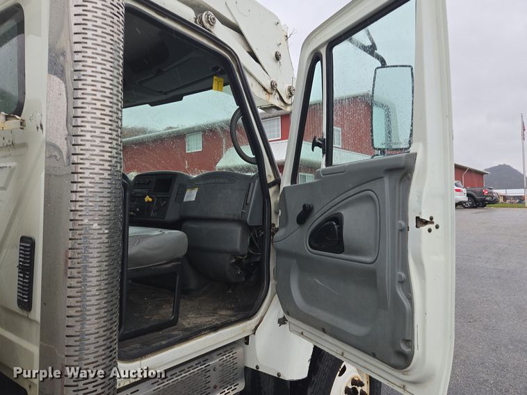 image for item DX1493 2006 International 7400 bucket truck