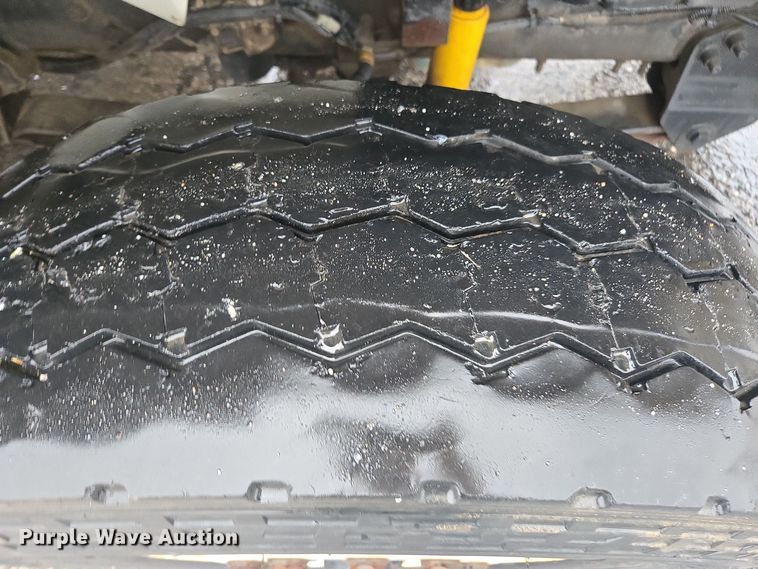 image for item DX1493 2006 International 7400 bucket truck