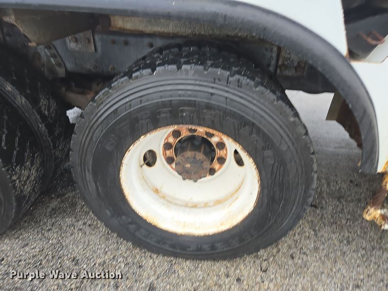 image for item DX1493 2006 International 7400 bucket truck