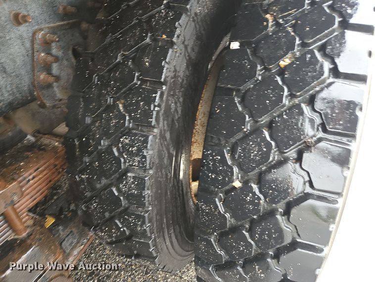 image for item DX1493 2006 International 7400 bucket truck