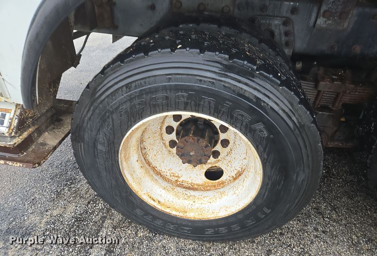 image for item DX1493 2006 International 7400 bucket truck