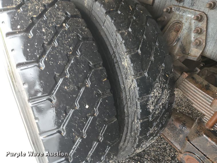 image for item DX1493 2006 International 7400 bucket truck