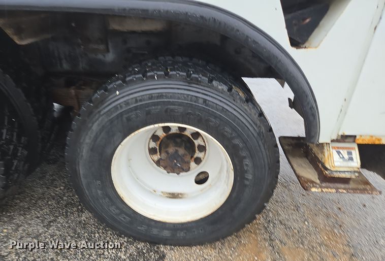 image for item DX1493 2006 International 7400 bucket truck