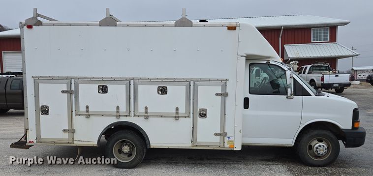 image for item DX1501 2005 Chevrolet Express delivery van
