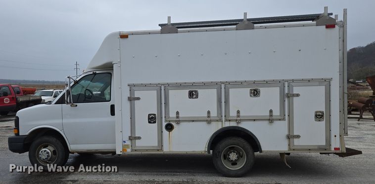 image for item DX1501 2005 Chevrolet Express delivery van