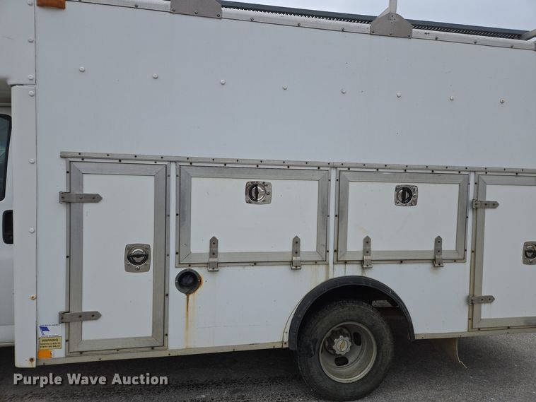 image for item DX1501 2005 Chevrolet Express delivery van