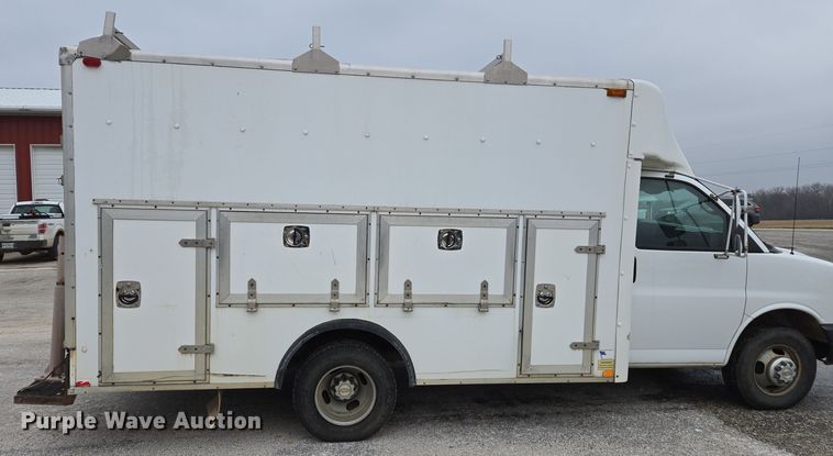 image for item DX1501 2005 Chevrolet Express delivery van