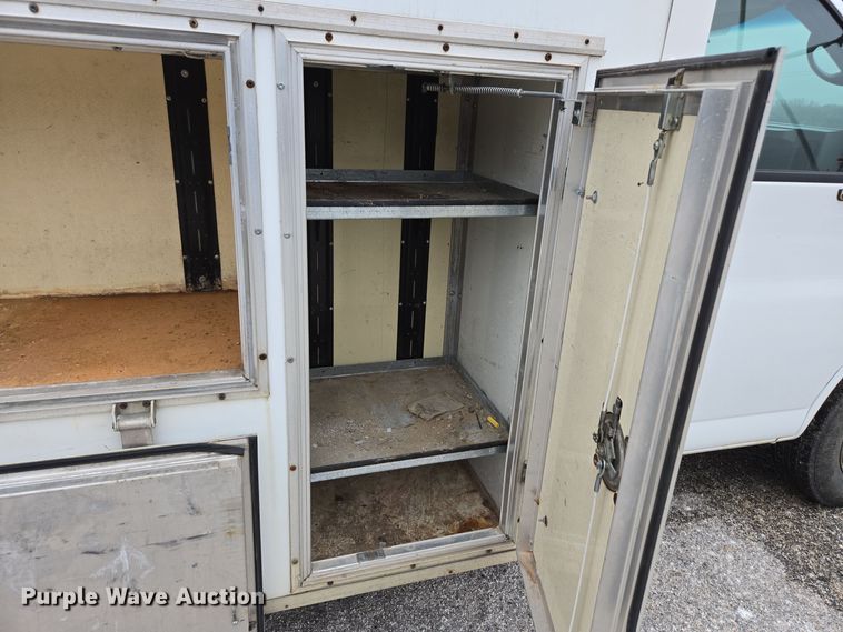 image for item DX1501 2005 Chevrolet Express delivery van