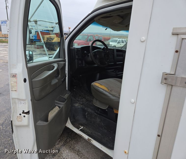 image for item DX1501 2005 Chevrolet Express delivery van