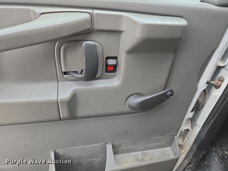 image for item DX1501 2005 Chevrolet Express delivery van