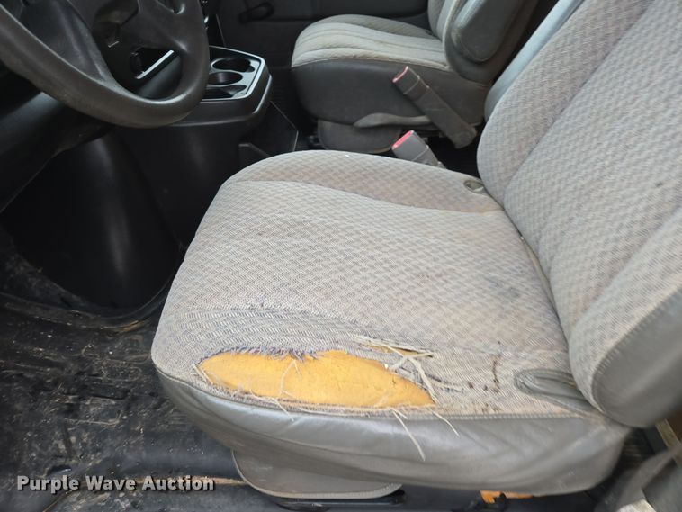 image for item DX1501 2005 Chevrolet Express delivery van