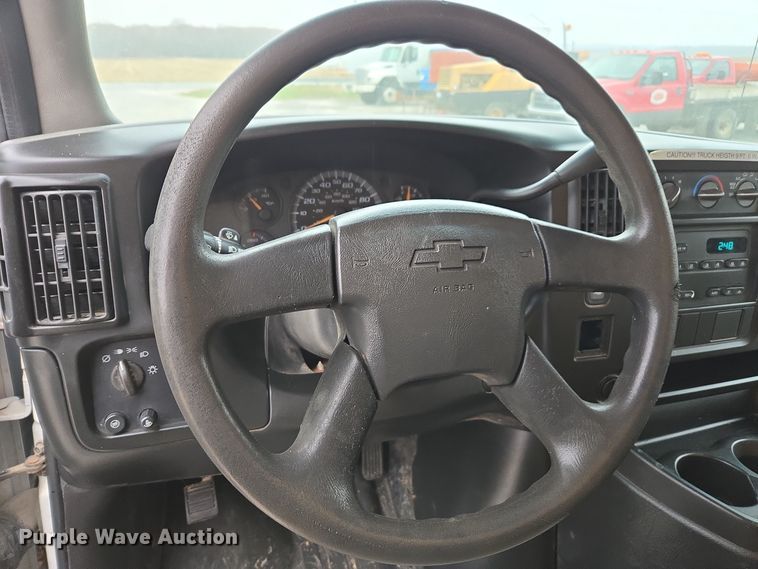 image for item DX1501 2005 Chevrolet Express delivery van