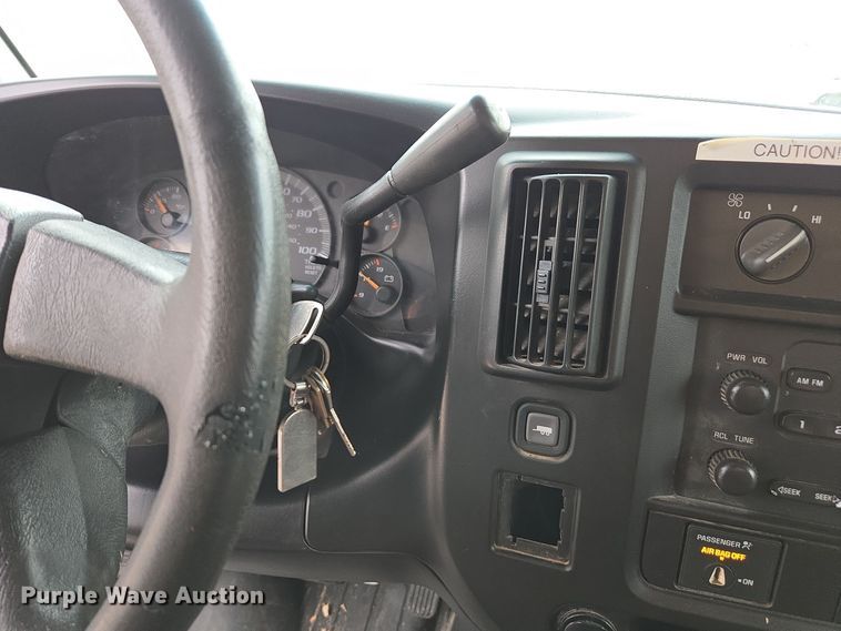 image for item DX1501 2005 Chevrolet Express delivery van