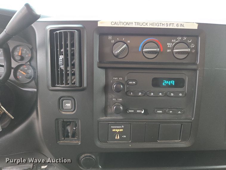 image for item DX1501 2005 Chevrolet Express delivery van