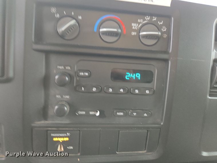 image for item DX1501 2005 Chevrolet Express delivery van