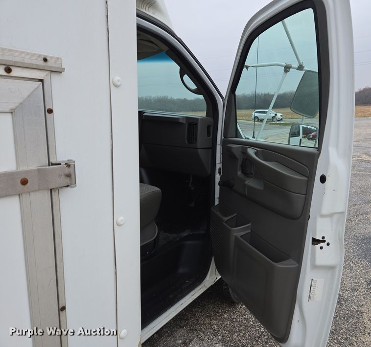 image for item DX1501 2005 Chevrolet Express delivery van