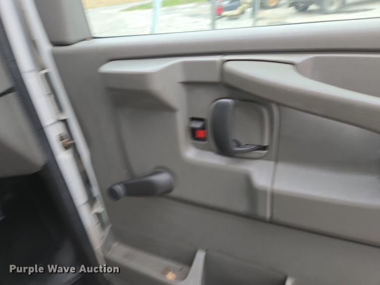 image for item DX1501 2005 Chevrolet Express delivery van