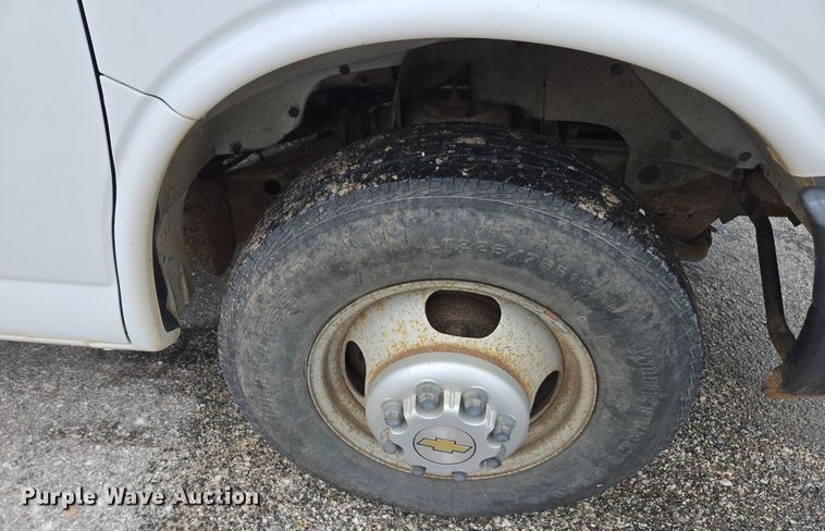 image for item DX1501 2005 Chevrolet Express delivery van