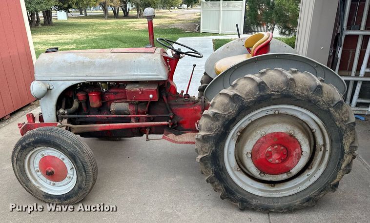 image for item DX3769 Ford tractor