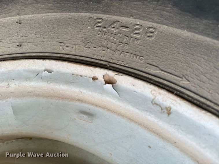 image for item DX3769 Ford tractor