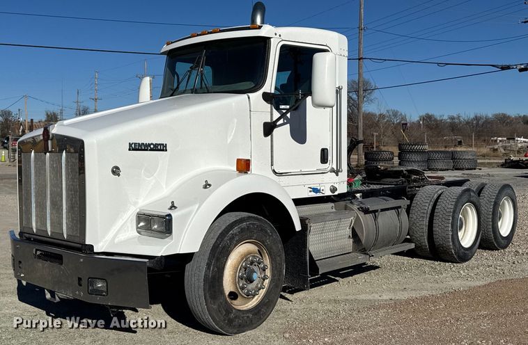 image for item DX3842 2010 Kenworth T800 semi truck
