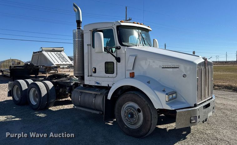 image for item DX3842 2010 Kenworth T800 semi truck
