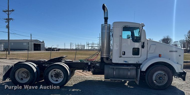 image for item DX3842 2010 Kenworth T800 semi truck